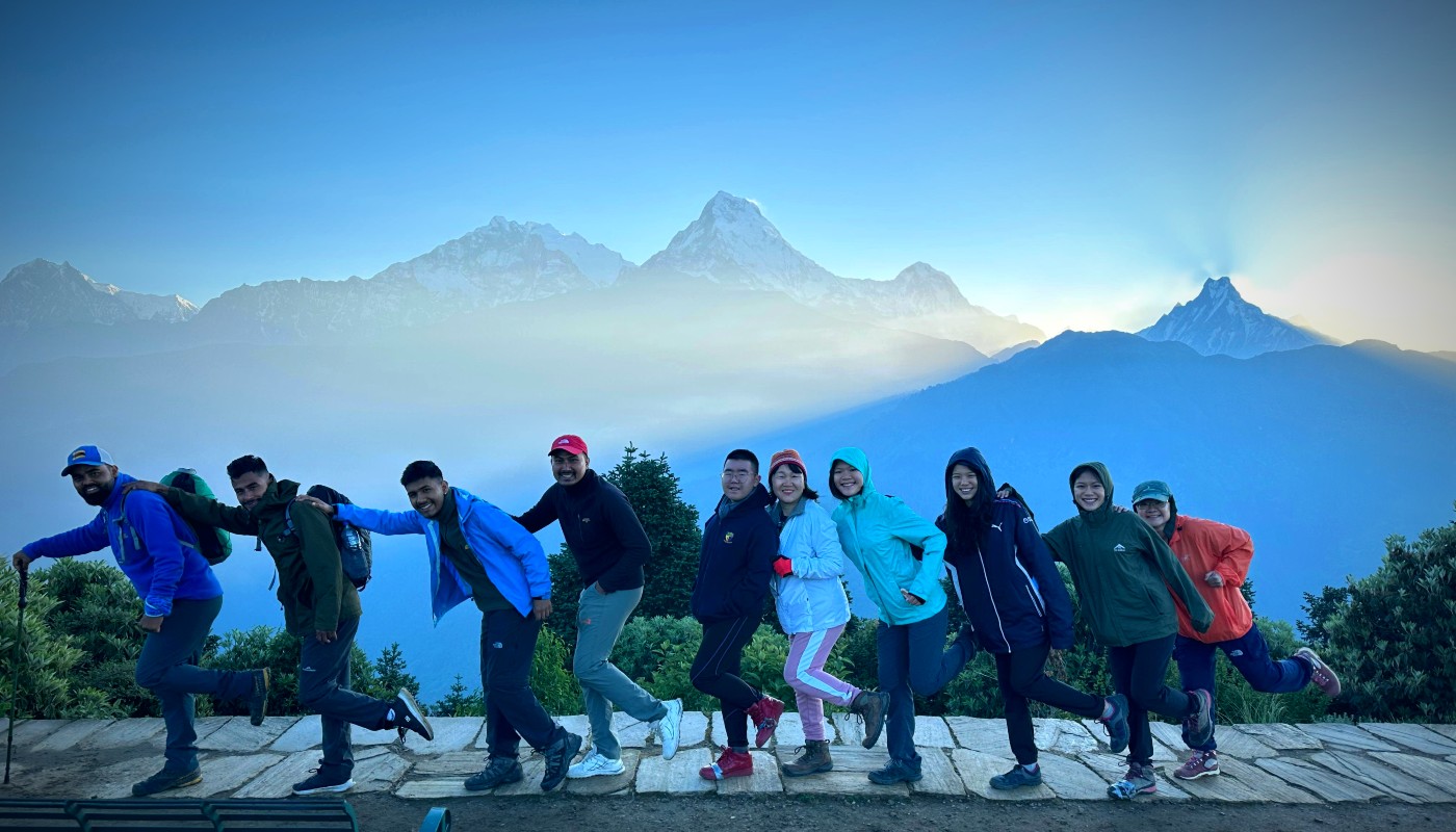 Group photo in poon hill viewpoint