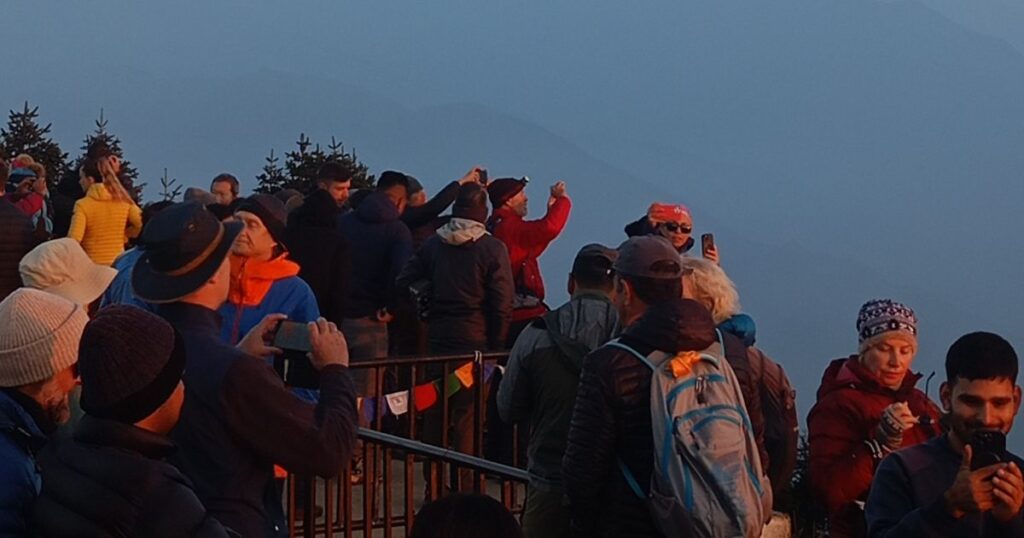 croud during the poon hill trek