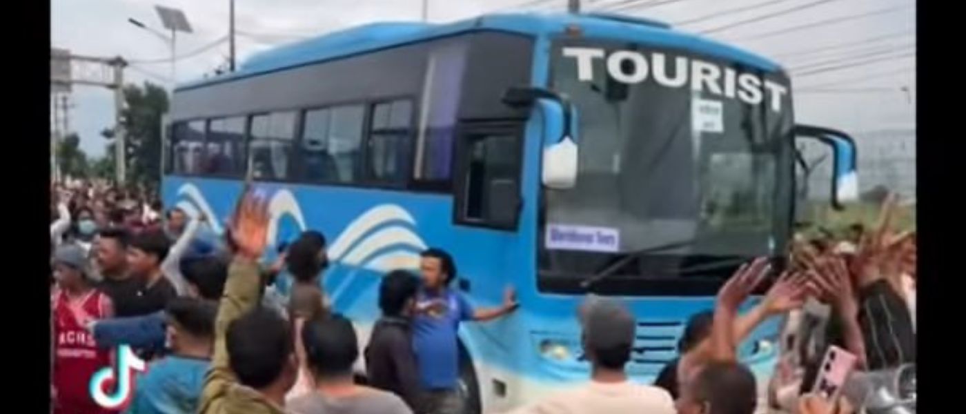 Protecting tourist bus during the protest